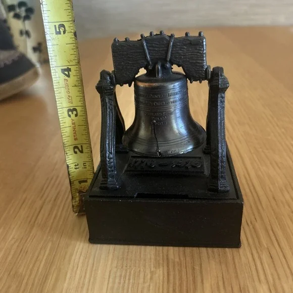1976 Cast Iron Liberty Bell Coin Bank Harrisburg, PA - Picture 3 of 6